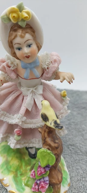 ancienne figurine fillette  en porcelaine de Dresden Allemagne Saxe