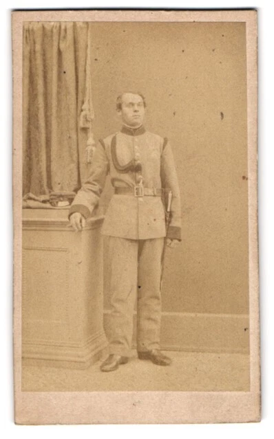 Fotografie unbekannter Fotograf und Ort, junger K. K. Soldat in Uniform mit Sch