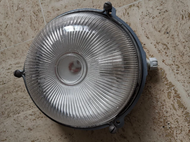 ancienne lampe Applique Mapelec hublot coursive atelier usine Industriel fonte