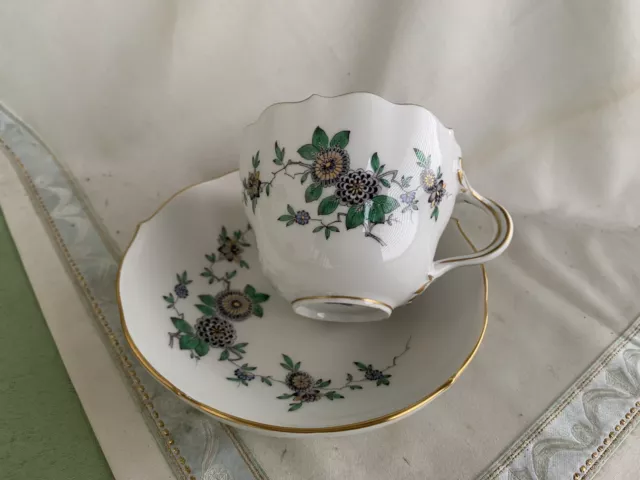 Schöne Meissen Kaffee-Tasse mit vielen Indischen Blumen, Vogel-Malerei und Gold