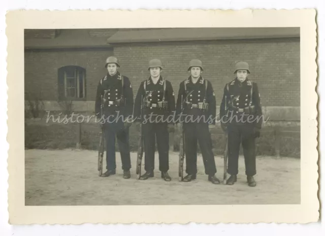 Soldaten Uniform Gewehr Stahlhelm - WW2 Weltkrieg - Altes Foto 1940er