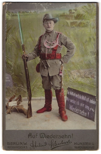 Fotografie Atelier Schubert, Berlin, junger DSWA Soldat in Uniform mit Südweste