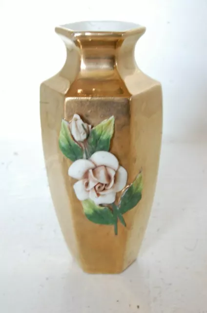 beau vase  en porcelaine dorée et rose polychrome en relief