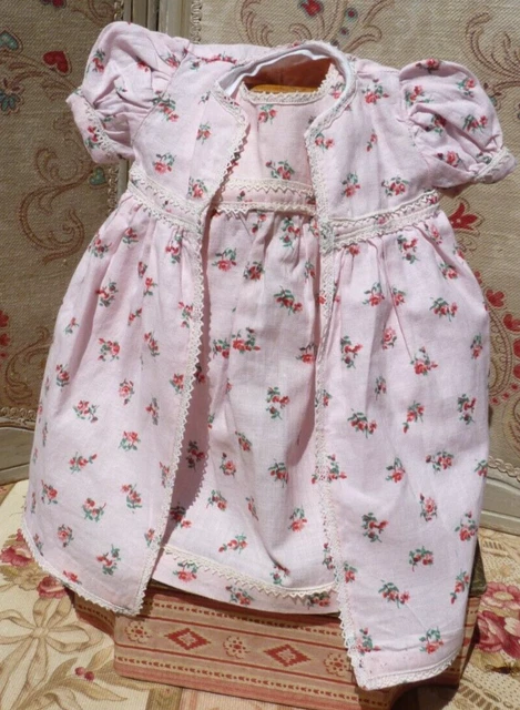 ANCIENNE ROBE et son MANTEAU ASSORTI en coton pour POUPÉE ANCIENNE