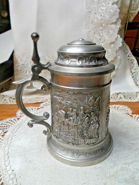 Zinnkrug mit Deckel , 15 cm hoch, Landleben-Motive, Relief, SKS Zinn