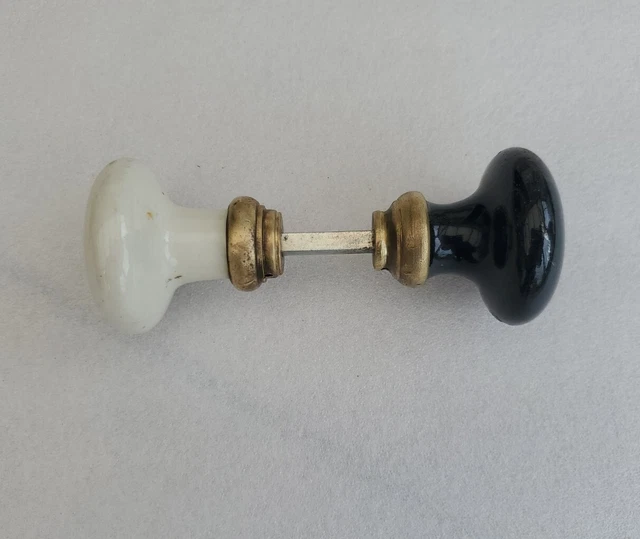 Ancienne paire de poignées de porte ronde en porcelaine blanche et noir