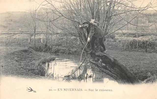 CPA EN NIVERNAIS - Sur le ruisseau (128279)