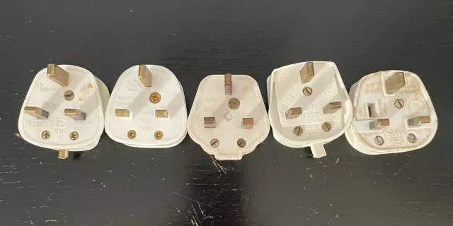 UK White 3Pin Mains Power Electric Plugs Vintage x5 (used)