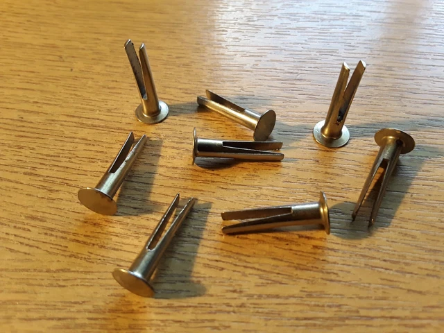 Testa rivetto piatta acciaio nichelata 4 mm x 19 mm gamba biforcata quantità 8