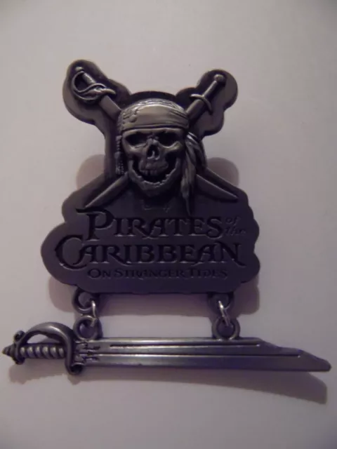 Pins Disney Disneyland Paris : Tete De Mort Pirates Of The Caribbean + Sabre