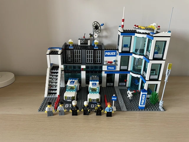LEGO CITY 7498 Police Station, Complete with minifigures. Read ...