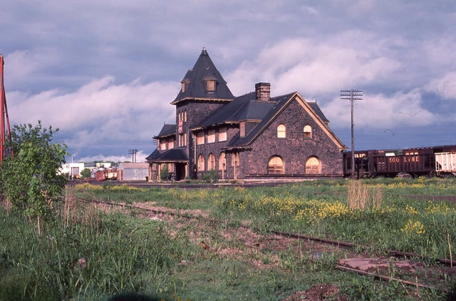 T: Original Slide SOO LINE Depot+Track Scene - Ashland WI 1982