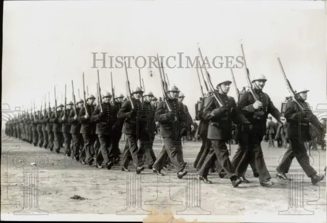 1936 Press Photo Firemen soldiers go through one of their drills, Paris