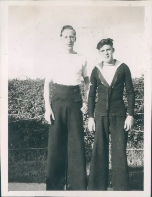 Photograph Royal navy Personnel HMS Sanderling 1950's 3.25 x 2.75 p3