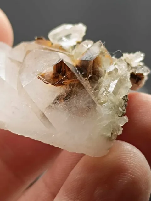 RARE - Quartz avec inclusion de brookite + cristal de brookite sur quartz