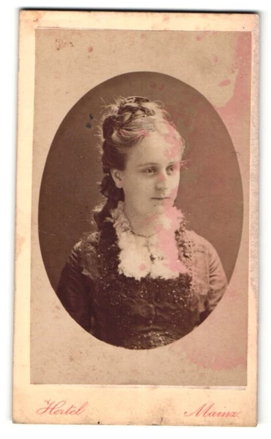 Fotografie Hertel, Mainz, Portrait junge Dame mit Hochsteckfrisur und Kreuzkett