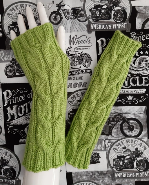 Armstulpen Pulswärmer mit Daumenloch handgestrickt Kiwigrün Zopfmuster 25 cm