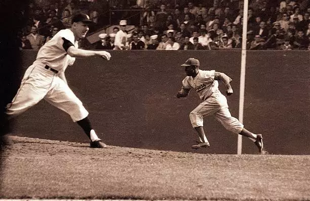 Brooklyn Dodgers Jackie Robinson in action, running bases vs New Y - Old Photo 1
