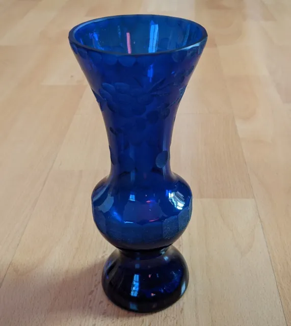 alte Vase blau mit geschliffenem Dekor 18cm