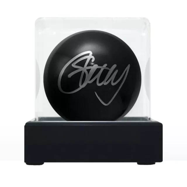 Schwarzer Snookerball signiert von Stephen Hendry. Schaukasten
