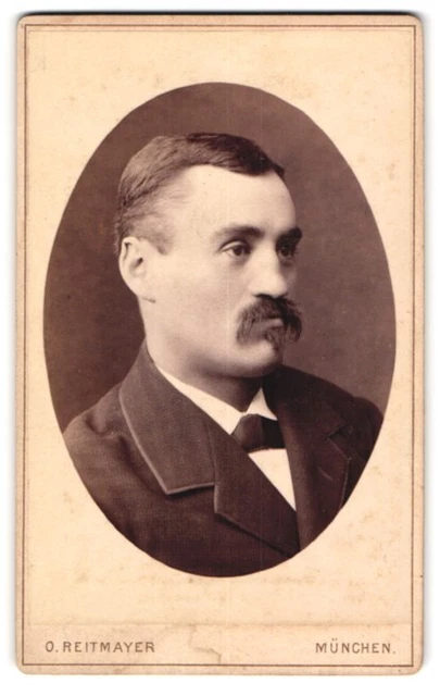 Fotografie O. Reitmayer, München, Briennerstraße 4, Junger Mann mit Moustache i