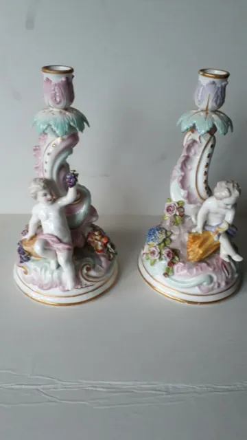 Belle paire de bougeoirs en porcelaine de Dresde Saxe.