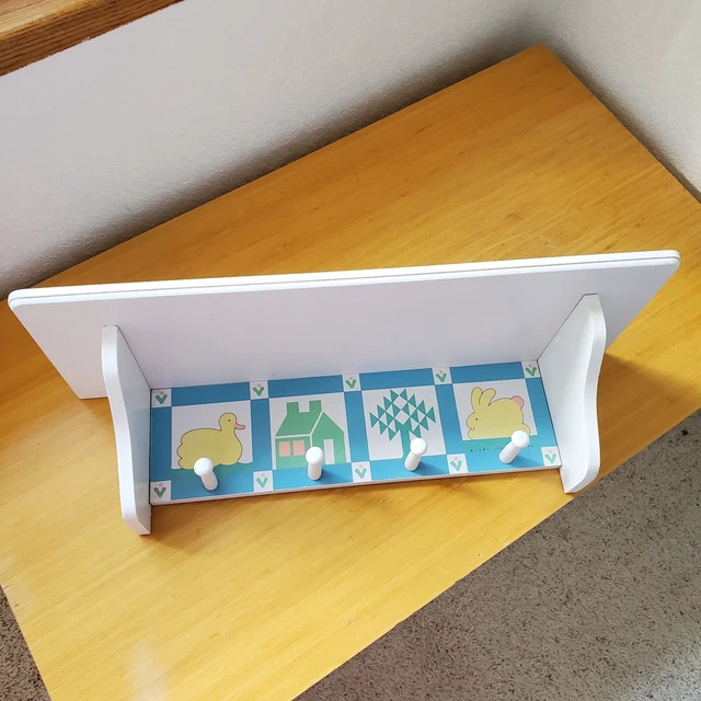 Estante de madera y ganchos pintados Lillian Vernon pato conejo habitación infantil bebé