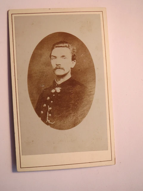 Soldato o funzionario in uniforme - ritratto / CDV eventualmente Belgio?