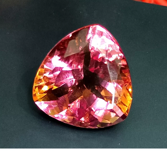 Alexandrite Naturelle 20 Carats, Taille Trillion, Bi-couleur, Effet Changement De Couleur, Inde
