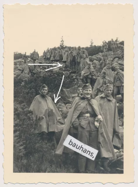 Foto Wehrmacht Soldaten Regenmantel 2.WK (2638a)