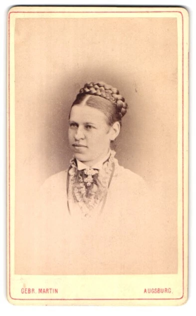 Fotografie Gebr. Martin, Augsburg, Bahnhofstr. 22, Portrait Frau mit Rüschenkra