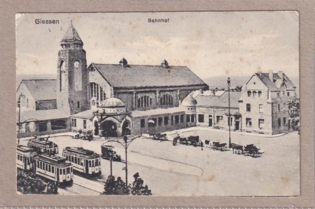 Ansichtskarte Giessen - Blick auf den Bahnhof mit Straßenbahnen - schwarz/weiß