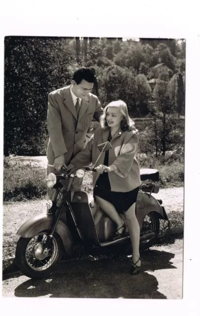 cartolina con lambretta piaggio n. 2  no vespa  con coppia  innamorati anni 50
