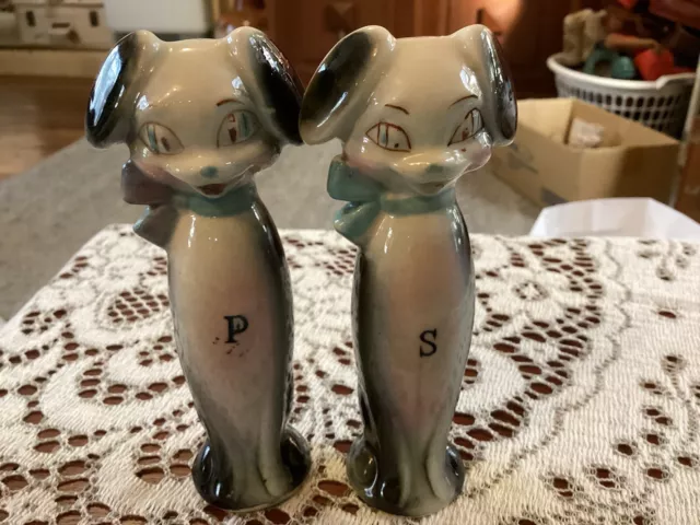 Vintage salt & pepper shakers Sitting Cats