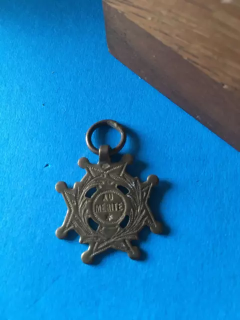 Ancienne Réduction Décoration Militaire Médaille en Laiton Au Mérite