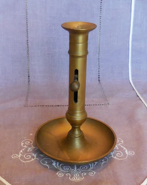 Ancien Bougeoir A Poussoir A Bouton Rond En Bronze Dore