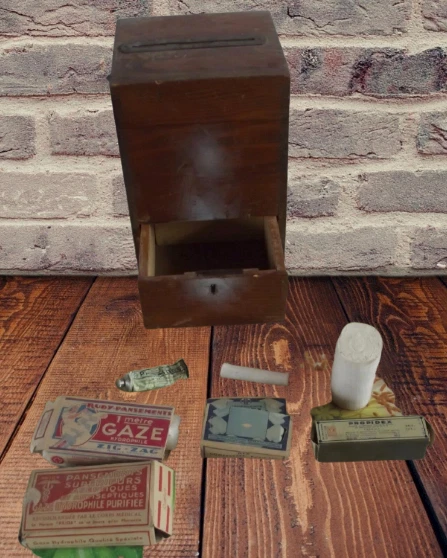 Ancien Coffret Boîte Bois avec nécessaire médecine Vintage 1950 premiers soins