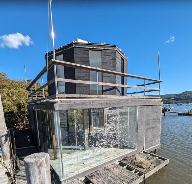 HOUSE BOAT (FLOATING house) for sale on the Hawkesbury 100m2