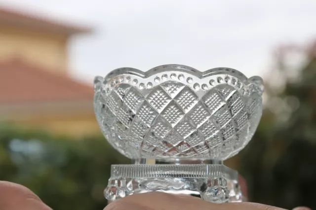 Jolie petite coupe ancienne sur quatre petits pieds en verre moulé début XXème 3