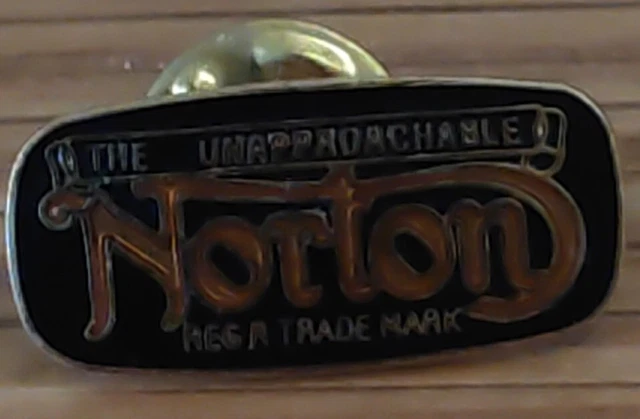 Badge Rose My ABC Métal Doré Pâle Et émail Rouge