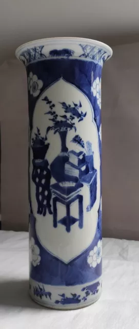 Antike Chinesische blau-weiße Porzellanvase im Stil der Qing-Dynastie.