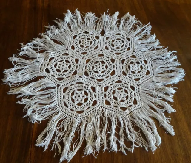 Napperon ancien en coton crocheté et franges . diamètre 56 cm