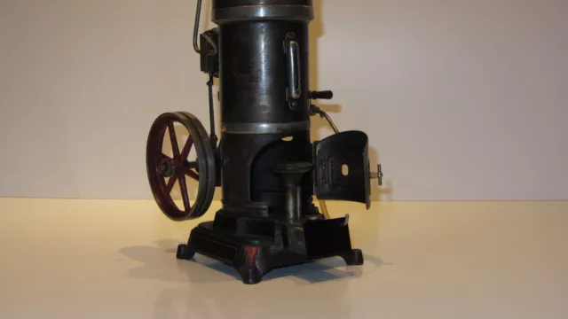 Bing, stehende Dampfmaschine, gebaut um 1913,  mit Speisepumpe, 33 cm hoch, 2
