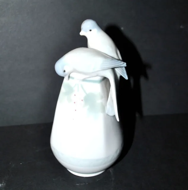 Vase en porcelaine gris bleu orné d'oiseau sculpté ROYAL COPENHAGUE? marque MIO