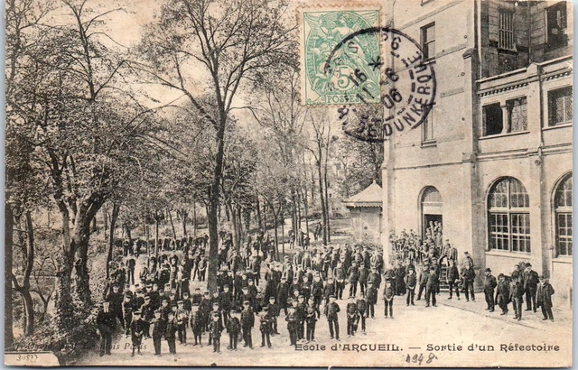 94 ARCUEIL - sortie d'un refectoire de l'ecole.