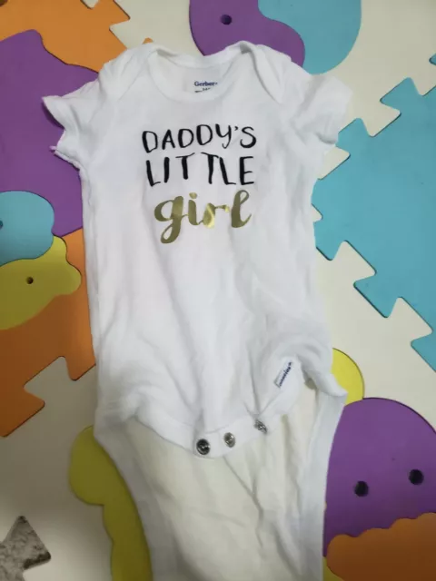 Preowned baby bodysuit white gerbers brand size 3to 6m daddys little girl