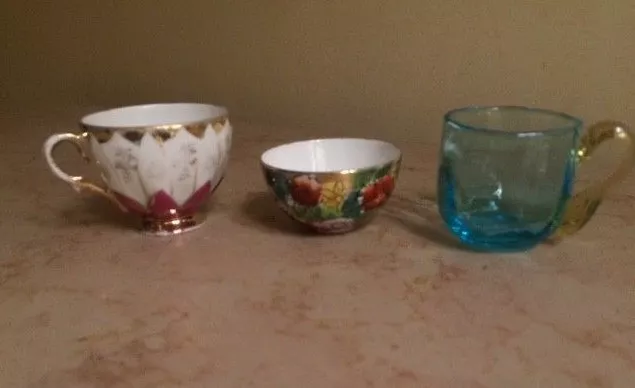 Lot de petites tasses et coupes anciennes pour dînette
