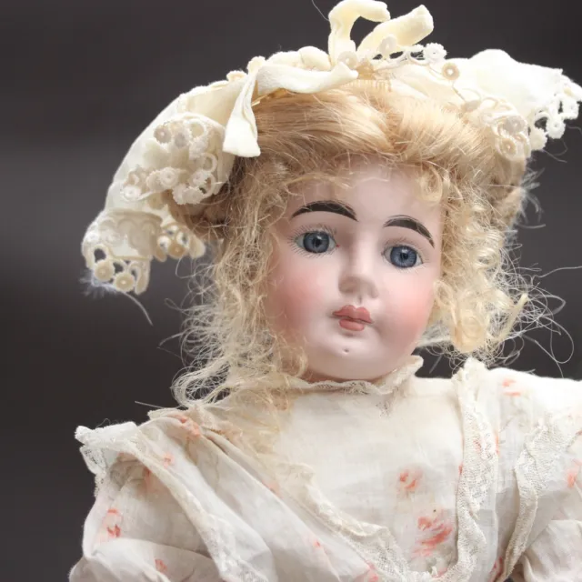 Antike Porzellan Puppe 1890 geschlossener Mund & Stimme mit Trousseau