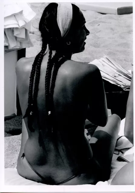 17cm x 12.5cm SIZE PHOTO / WOMAN NUDE / NUDE / BEACH