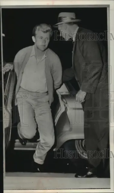 1981 Press Photo Dale Chris Jensen exits police car in handcuffs, San Diego.